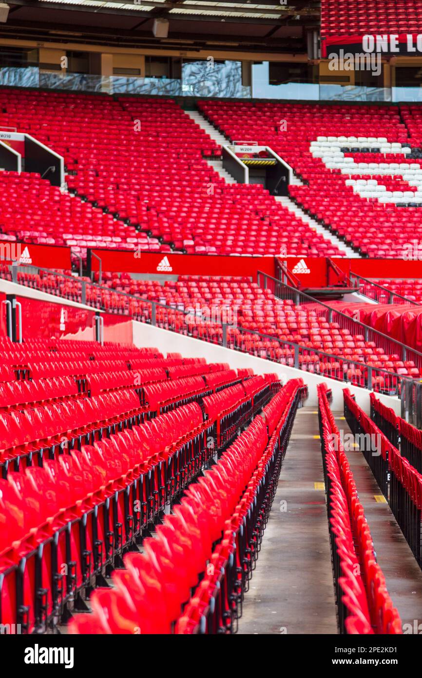 Fila su fila di posti a sedere vuoti a Old Trafford, sede del Manchester United Foto Stock