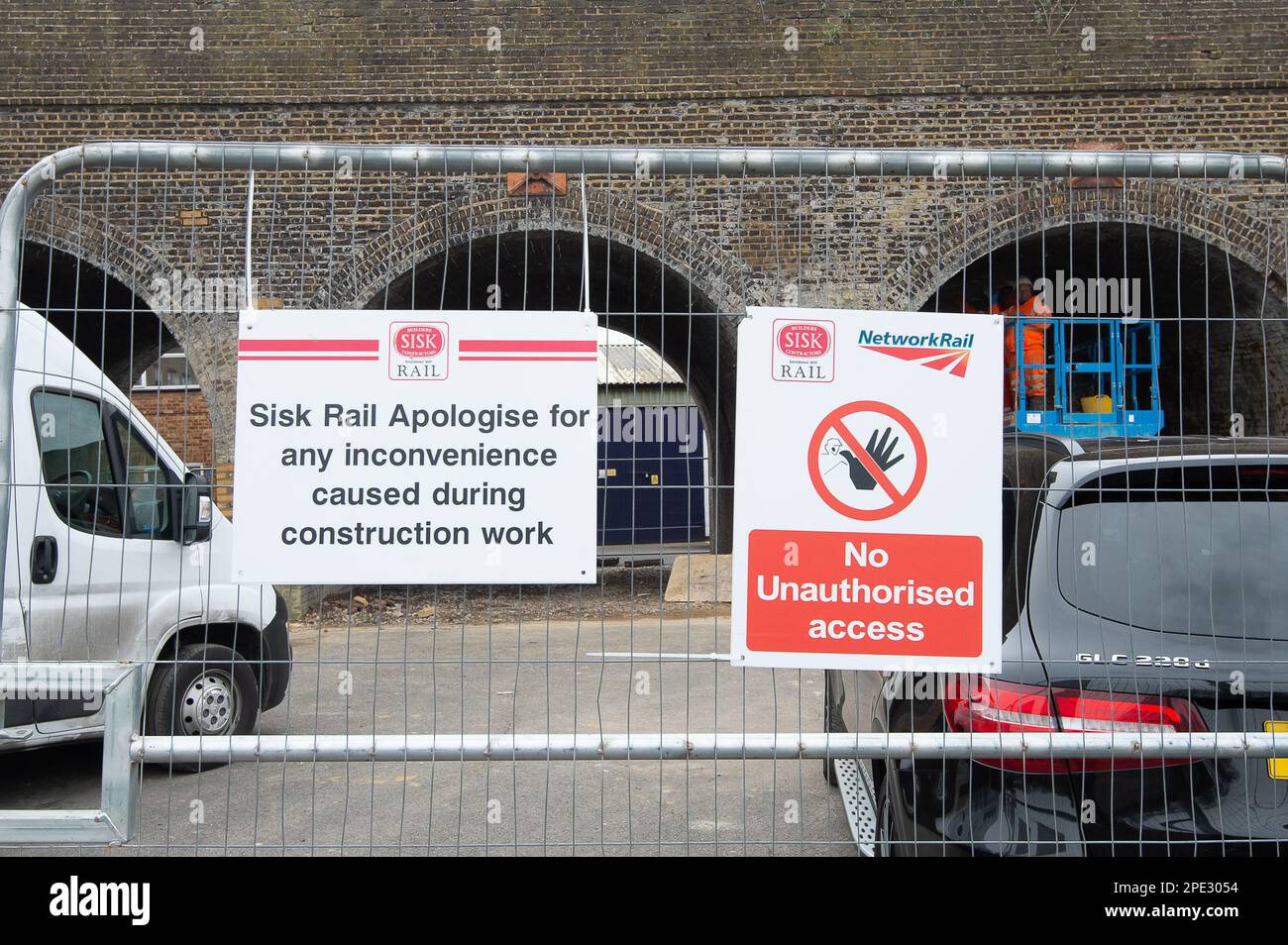 Windsor, Berkshire, Regno Unito. 15th marzo, 2023. I lavoratori che riparano i mattoni sugli archi ferroviari a Windsor. A seguito della decisione del sindacato RMT di sospendere l’azione di sciopero a Network Rail, l’azione di sciopero a diversi operatori ferroviari, tra cui GWR, è ancora prevista giovedì 16 marzo, sabato 18 marzo, giovedì 30 marzo e sabato 1 aprile. Credit: Maureen McLean/Alamy Live News Foto Stock