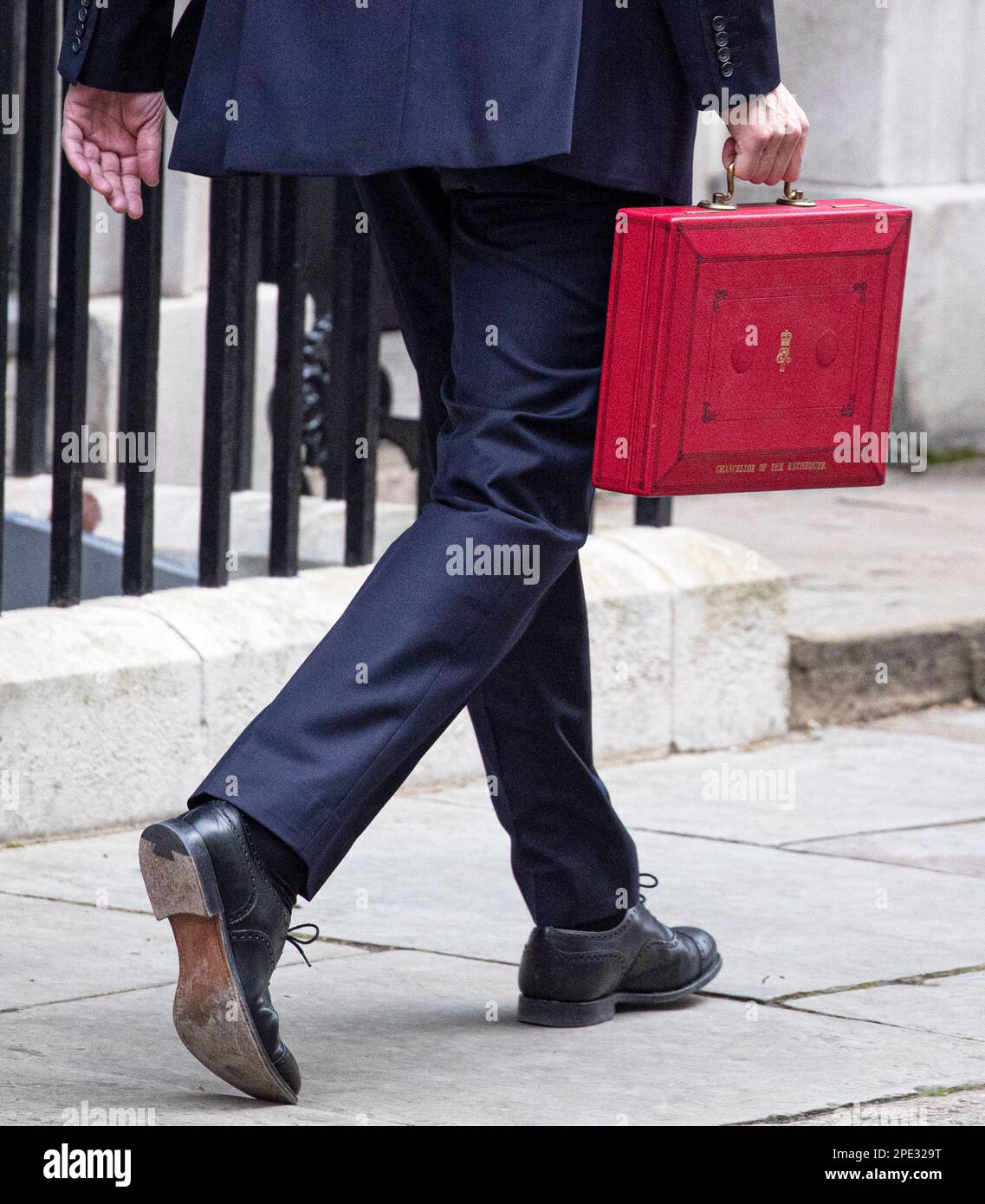 Londra, Regno Unito -15/03/2023. Il Cancelliere Jeremy Hunt lascia il numero 11 di Downing Street, con la scatola di spedizione per le Camere del Parlamento Foto Stock