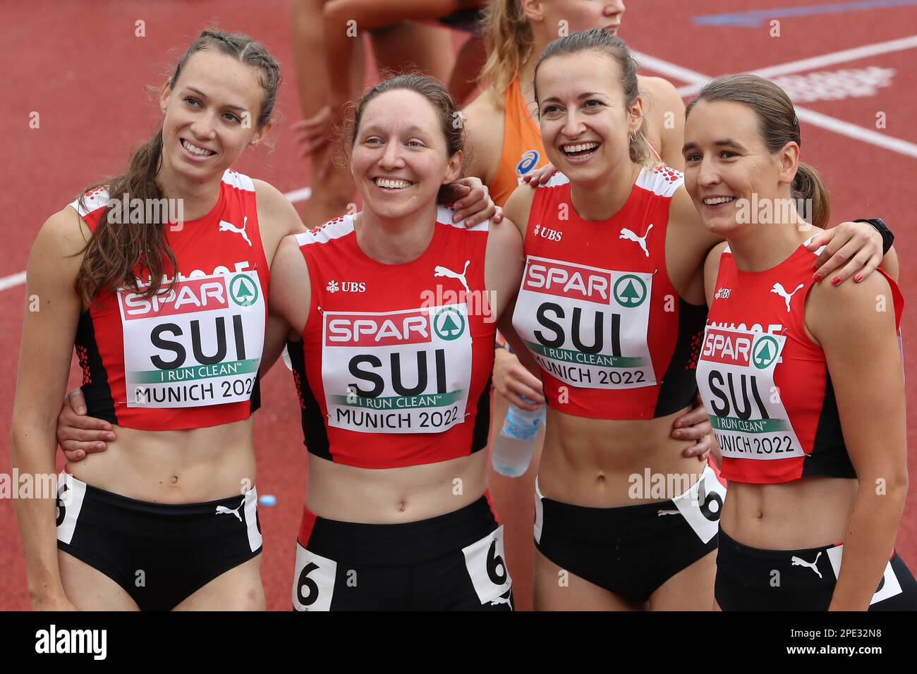 Silke LEMMENS, Julia NIEDERBERGER, Annina FAHR & Sarah RE dopo i 4* 400m Heats al Campionato europeo di Atletica 2022 Foto Stock