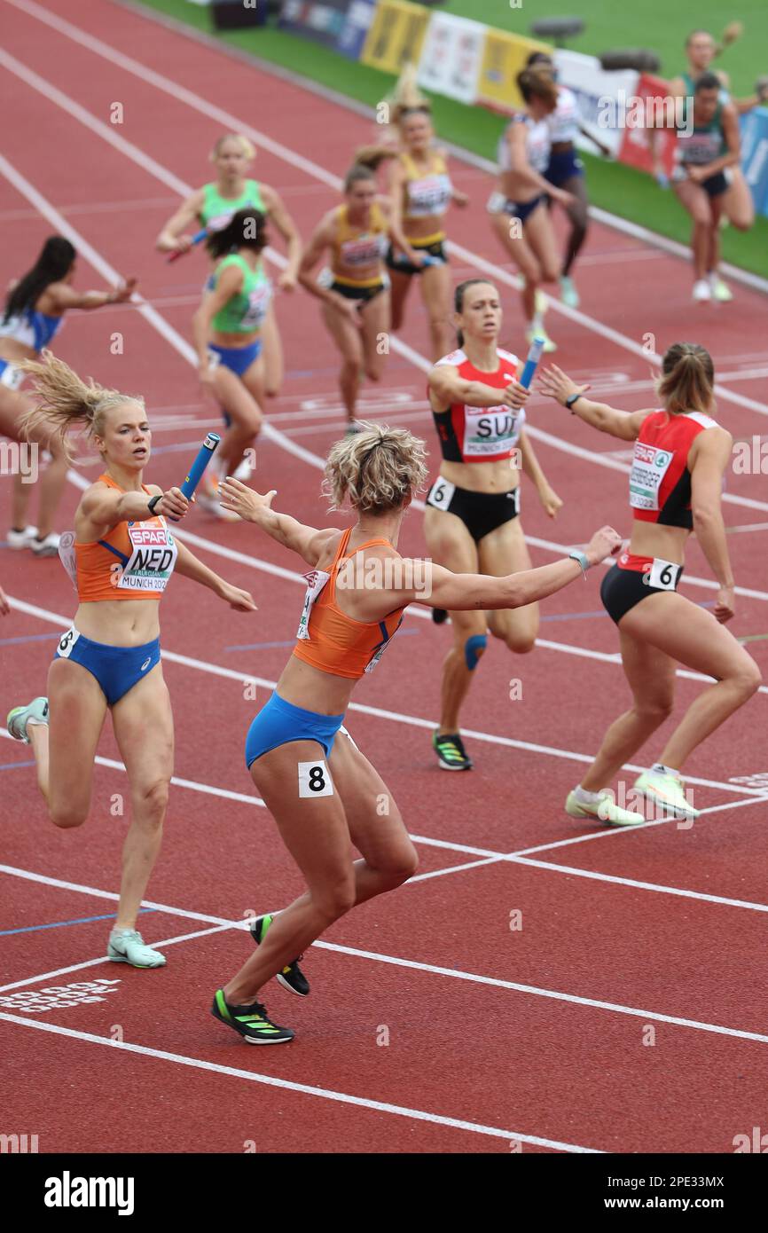 Andrea BOUMA consegna il testimone a Lieke KLAVER nei 4 * 400m Heats del Campionato europeo di Atletica 2022 Foto Stock