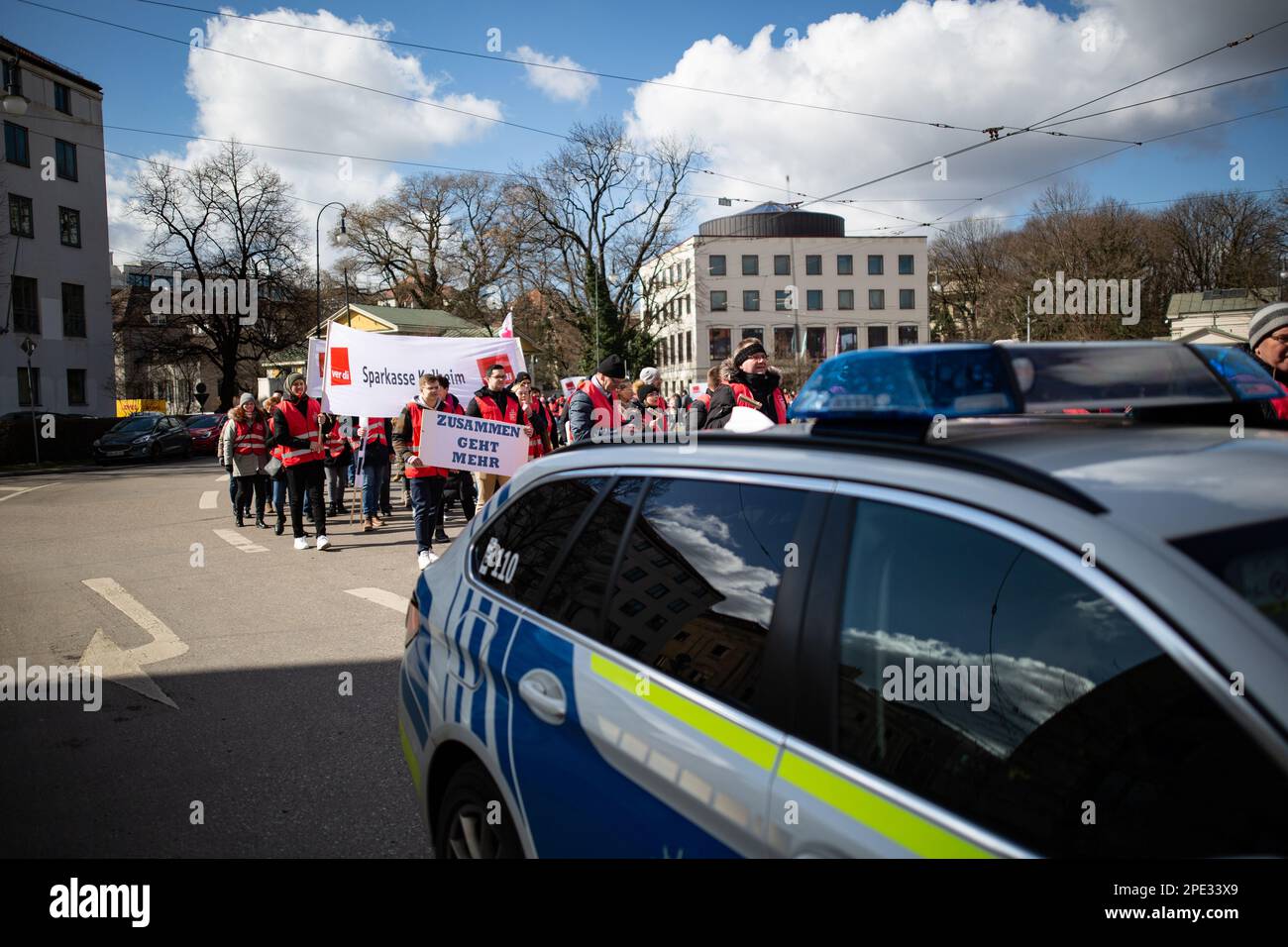 Monaco, Germania. 15th Mar, 2023. Il 15 marzo 2023, sostenuto dal sindacato Verdi, centinaia di lavoratori della Sparkasse Bank provenienti da tutta la Baviera si sono riuniti a Monaco, in Germania, per sottolineare le loro richieste di salari superiori del 10,5% ma di almeno 500 euro. (Foto di Alexander Pohl/Sipa USA) Credit: Sipa USA/Alamy Live News Foto Stock