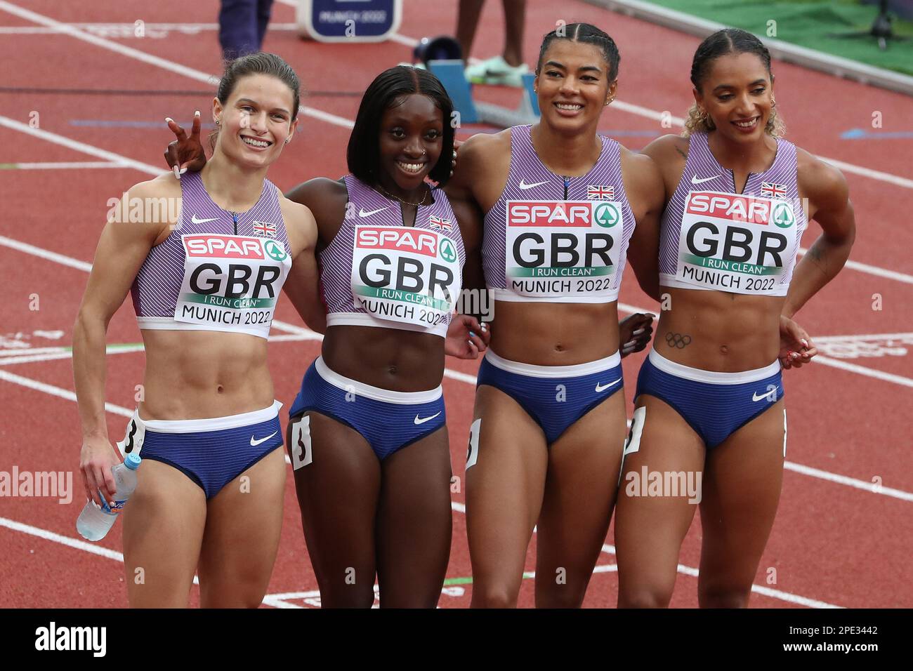 Il team GB (Zoey CLARK, ama PIPI, Nicole YEARGIN & Laviai NIELSEN) dopo i 4*400m Heats al Campionato europeo di Atletica 2022 Foto Stock