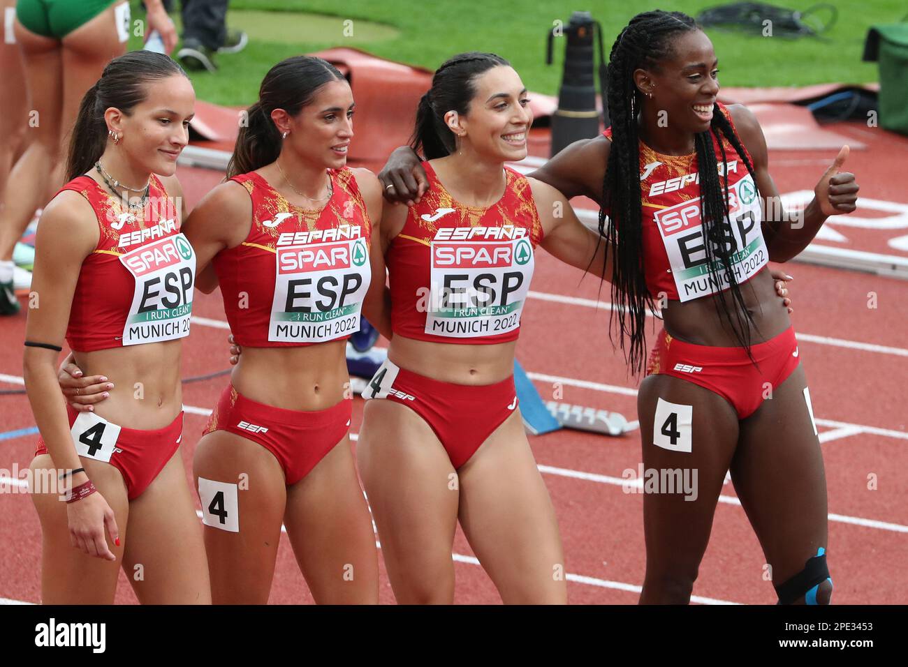 EVA SANTIDRIÁN, Aauri Lorena BOKESA, Berta SEGURA & Laura Hernández dopo i 4 & 400m Heats al Campionato europeo di Atletica 2022 Foto Stock