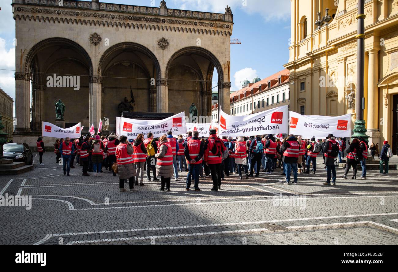 Monaco, Germania. 15th Mar, 2023. Il 15 marzo 2023, sostenuto dal sindacato Verdi, centinaia di lavoratori della Sparkasse Bank provenienti da tutta la Baviera si sono riuniti a Monaco, in Germania, per sottolineare le loro richieste di salari superiori del 10,5% ma di almeno 500 euro. (Foto di Alexander Pohl/Sipa USA) Credit: Sipa USA/Alamy Live News Foto Stock