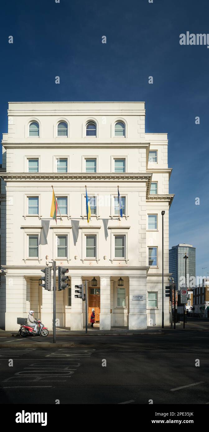 Bandiere fuori dall'ambasciata di Lituania, Pimlico, Londra, Inghilterra. Foto Stock