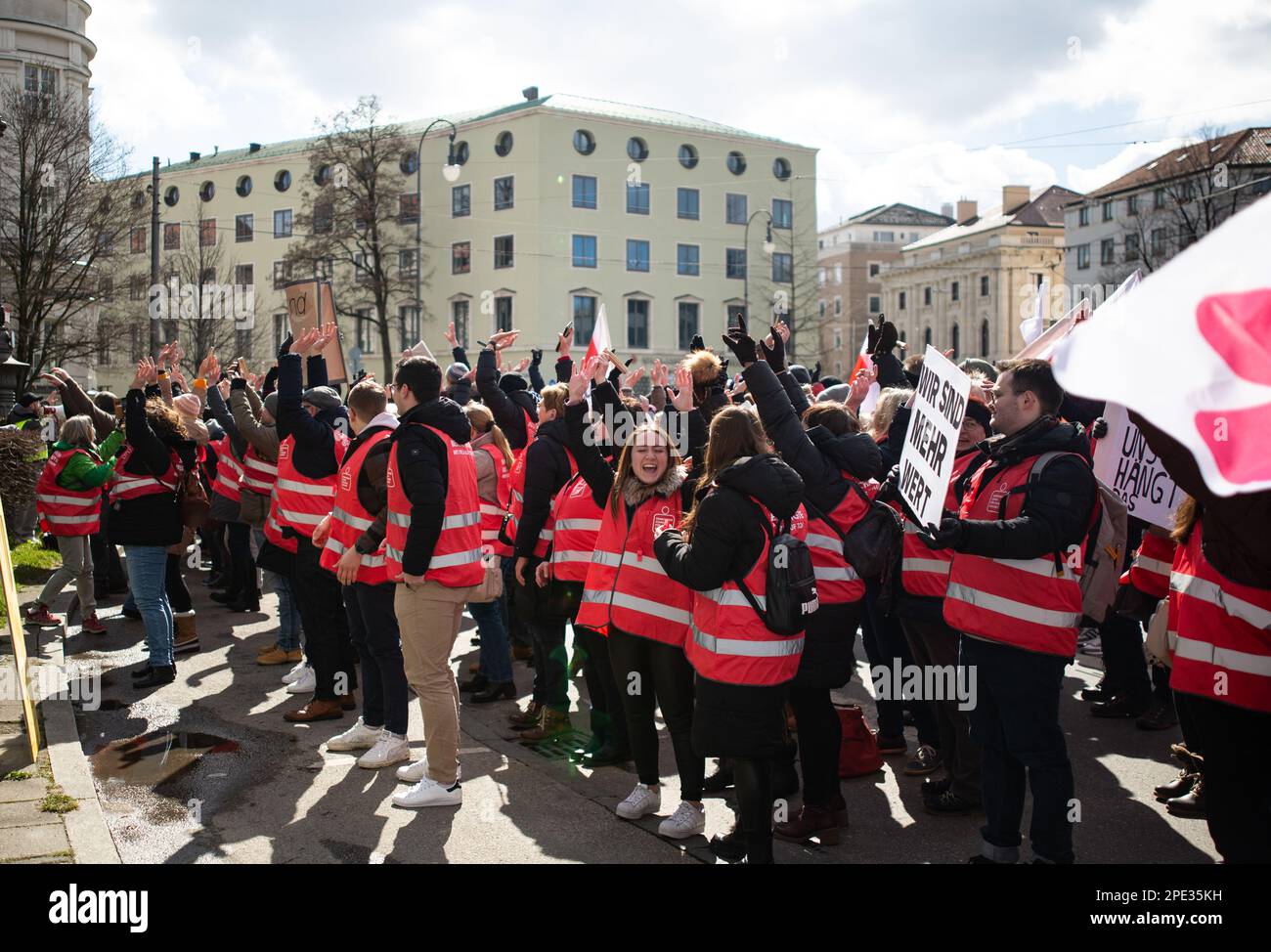 Monaco, Germania. 15th Mar, 2023. Il 15 marzo 2023, sostenuto dal sindacato Verdi, centinaia di lavoratori della Sparkasse Bank provenienti da tutta la Baviera si sono riuniti a Monaco, in Germania, per sottolineare le loro richieste di salari superiori del 10,5% ma di almeno 500 euro. (Foto di Alexander Pohl/Sipa USA) Credit: Sipa USA/Alamy Live News Foto Stock