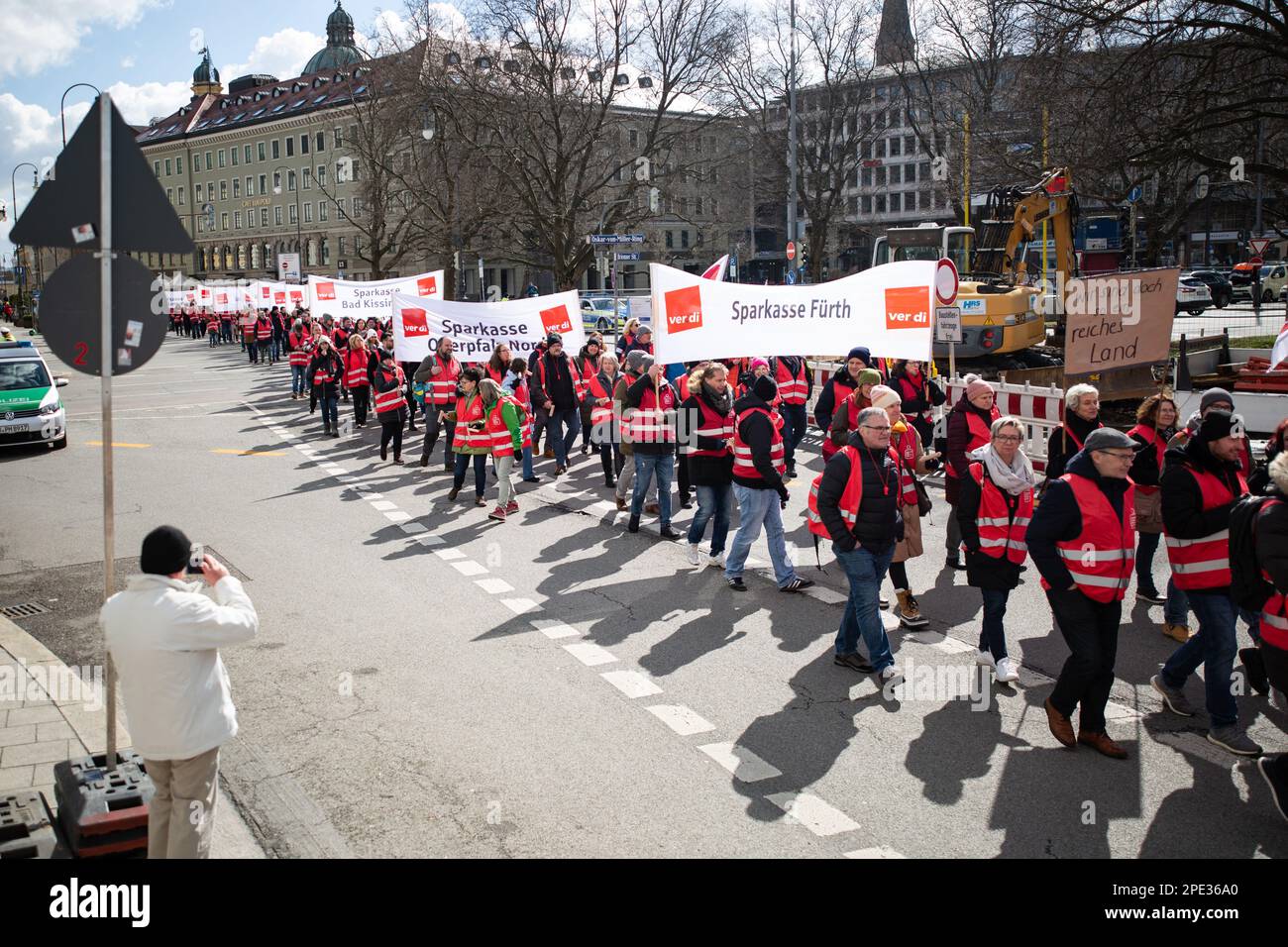 Monaco, Germania. 15th Mar, 2023. Il 15 marzo 2023, sostenuto dal sindacato Verdi, centinaia di lavoratori della Sparkasse Bank provenienti da tutta la Baviera si sono riuniti a Monaco, in Germania, per sottolineare le loro richieste di salari superiori del 10,5% ma di almeno 500 euro. (Foto di Alexander Pohl/Sipa USA) Credit: Sipa USA/Alamy Live News Foto Stock