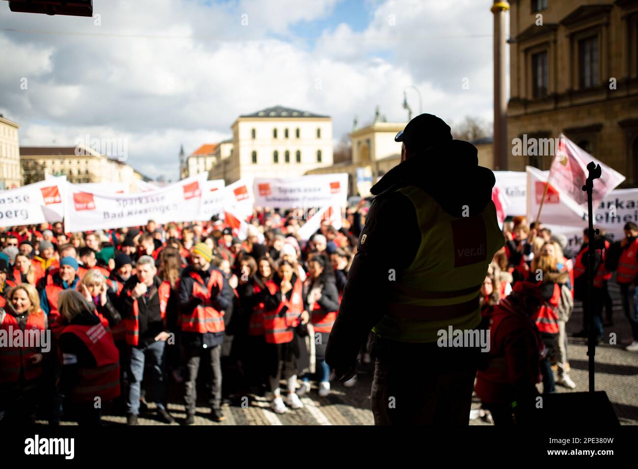 Il 15 marzo 2023, sostenuto dal sindacato Verdi, centinaia di lavoratori della Sparkasse Bank provenienti da tutta la Baviera si sono riuniti a Monaco, in Germania, per sottolineare le loro richieste di salari superiori del 10,5% ma di almeno 500 euro. (Foto di Alexander Pohl/Sipa USA) Foto Stock