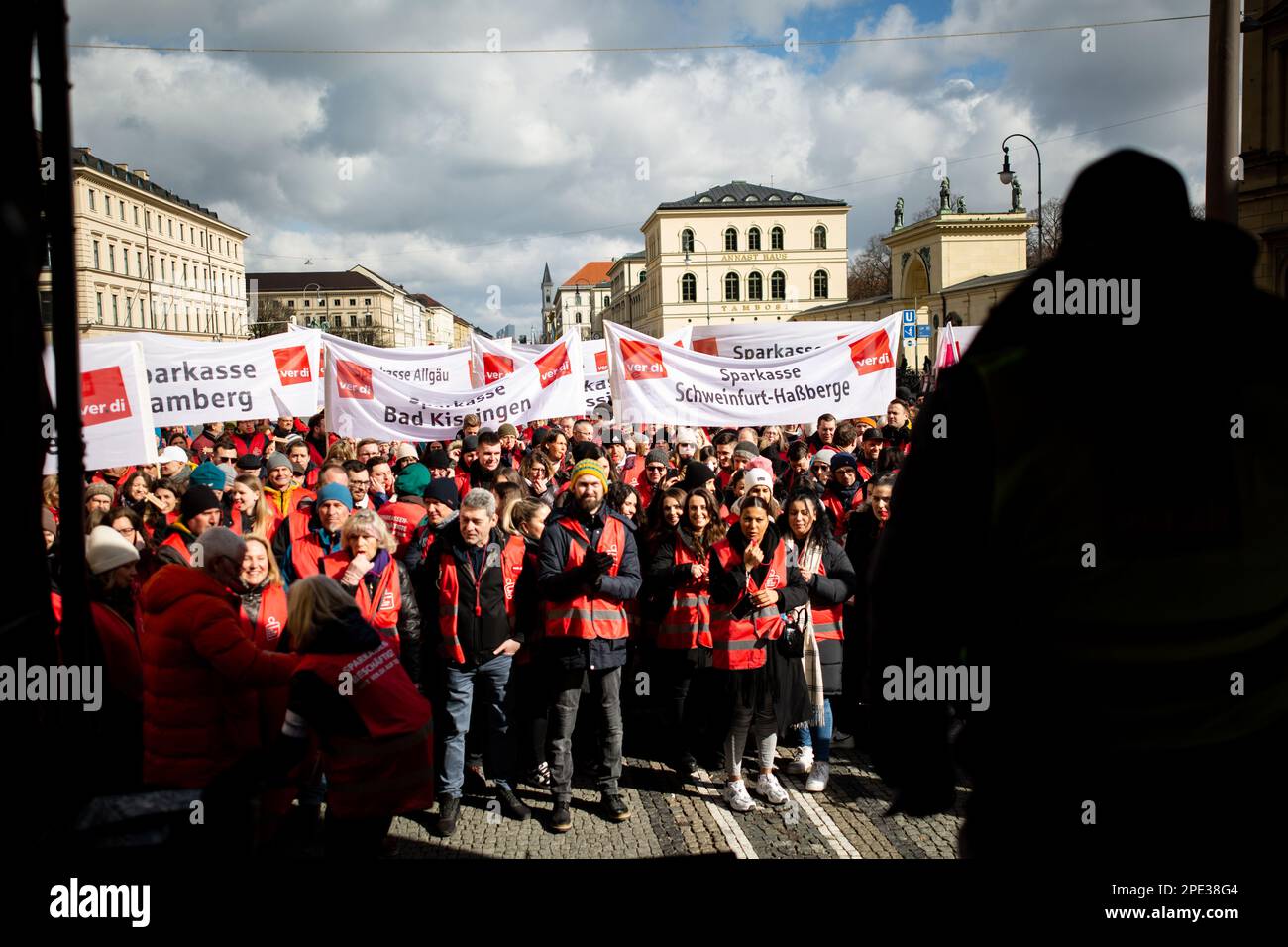 Il 15 marzo 2023, sostenuto dal sindacato Verdi, centinaia di lavoratori della Sparkasse Bank provenienti da tutta la Baviera si sono riuniti a Monaco, in Germania, per sottolineare le loro richieste di salari superiori del 10,5% ma di almeno 500 euro. (Foto di Alexander Pohl/Sipa USA) Foto Stock