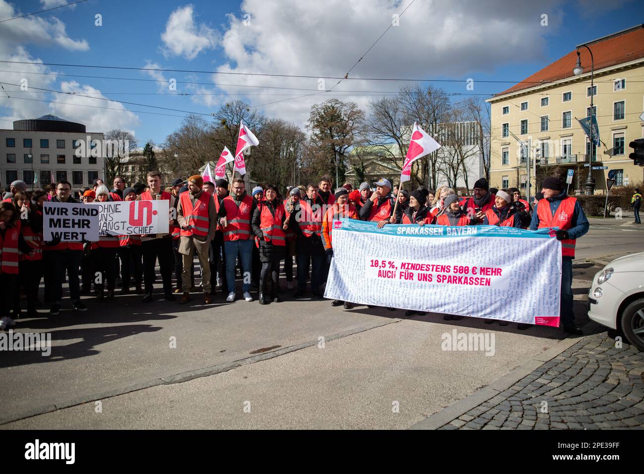 Monaco, Germania. 15th Mar, 2023. Il 15 marzo 2023, sostenuto dal sindacato Verdi, centinaia di lavoratori della Sparkasse Bank provenienti da tutta la Baviera si sono riuniti a Monaco, in Germania, per sottolineare le loro richieste di salari superiori del 10,5% ma di almeno 500 euro. (Foto di Alexander Pohl/Sipa USA) Credit: Sipa USA/Alamy Live News Foto Stock