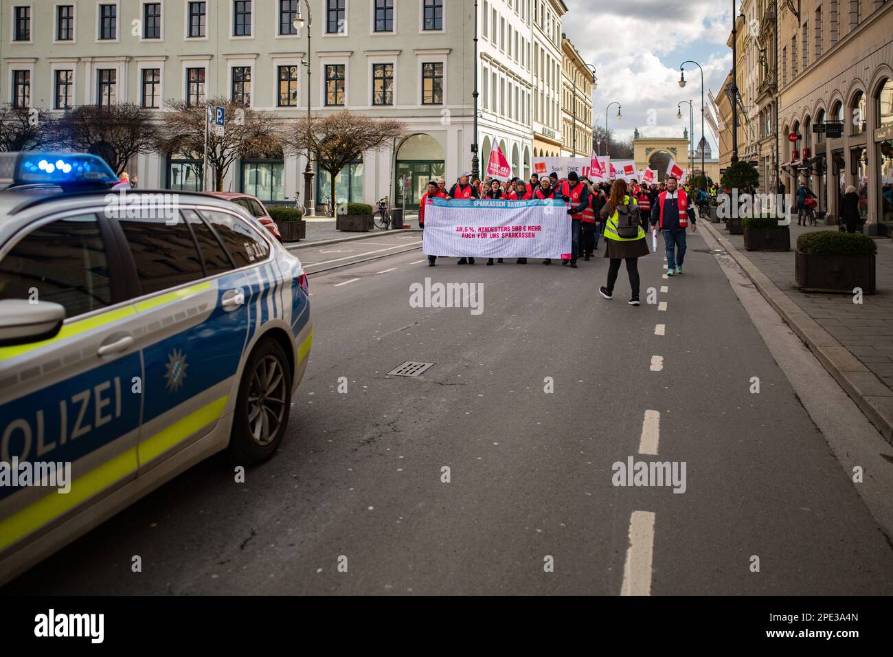 Monaco, Germania. 15th Mar, 2023. Il 15 marzo 2023, sostenuto dal sindacato Verdi, centinaia di lavoratori della Sparkasse Bank provenienti da tutta la Baviera si sono riuniti a Monaco, in Germania, per sottolineare le loro richieste di salari superiori del 10,5% ma di almeno 500 euro. (Foto di Alexander Pohl/Sipa USA) Credit: Sipa USA/Alamy Live News Foto Stock