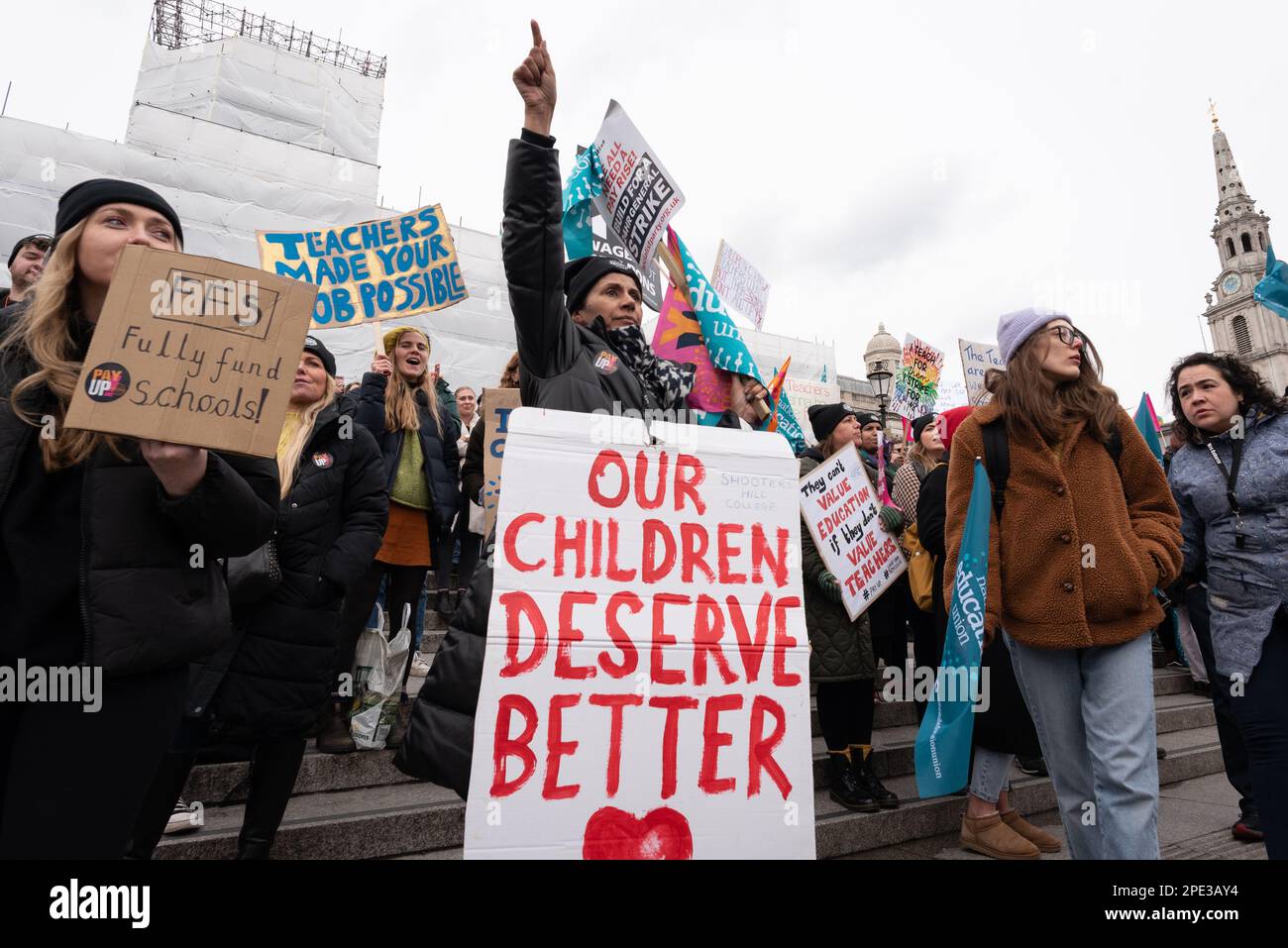 Salva la demo Scuole - Londra, Regno Unito. 15 marzo, 2023. Migliaia di insegnanti, impressionanti per la retribuzione e le condizioni eque, marciano da Marble Arch ad un rally in Foto Stock