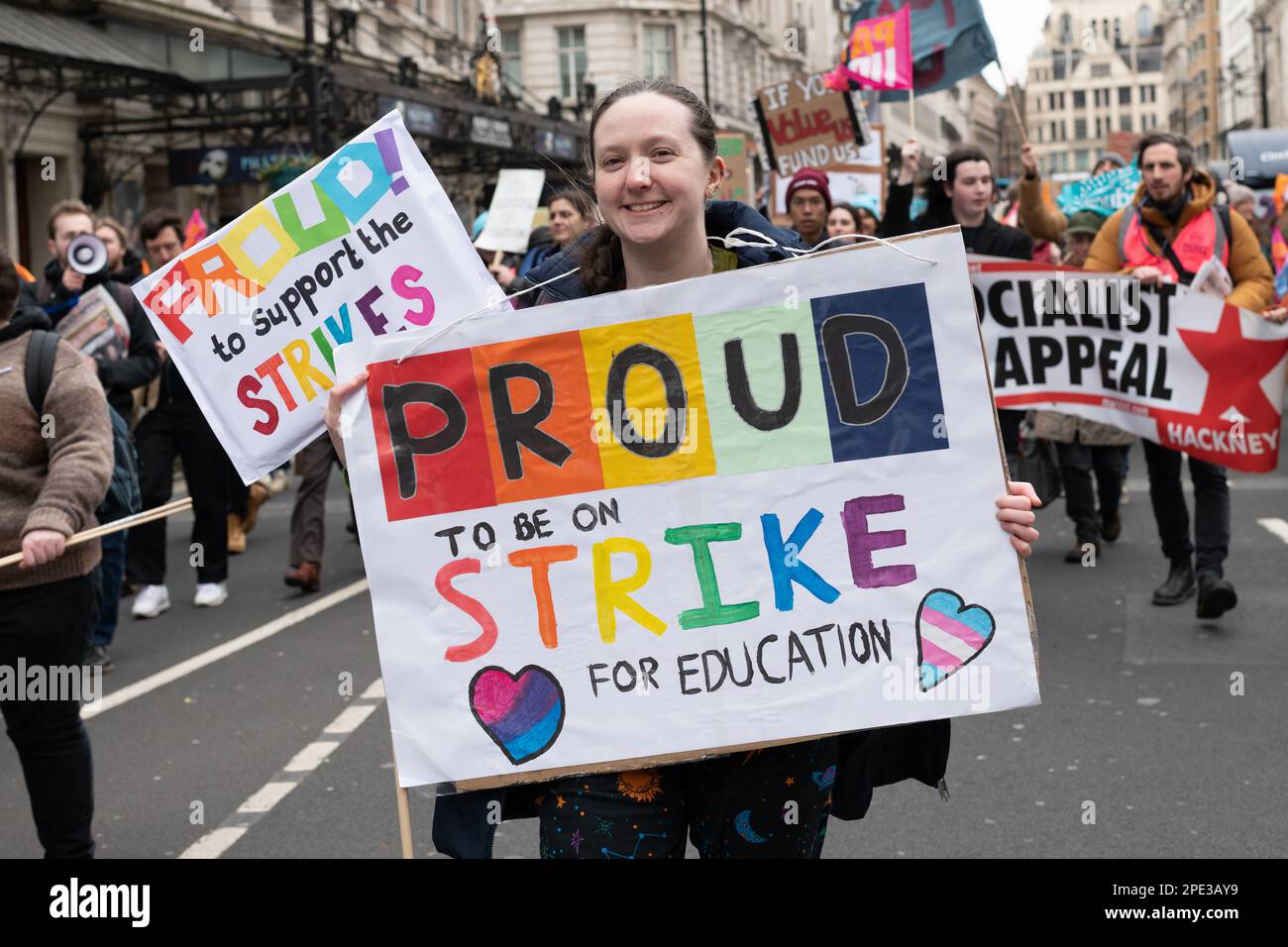 Salva la demo Scuole - Londra, Regno Unito. 15 marzo, 2023. Migliaia di insegnanti, impressionanti per la retribuzione e le condizioni eque, marciano da Marble Arch ad un rally in Foto Stock