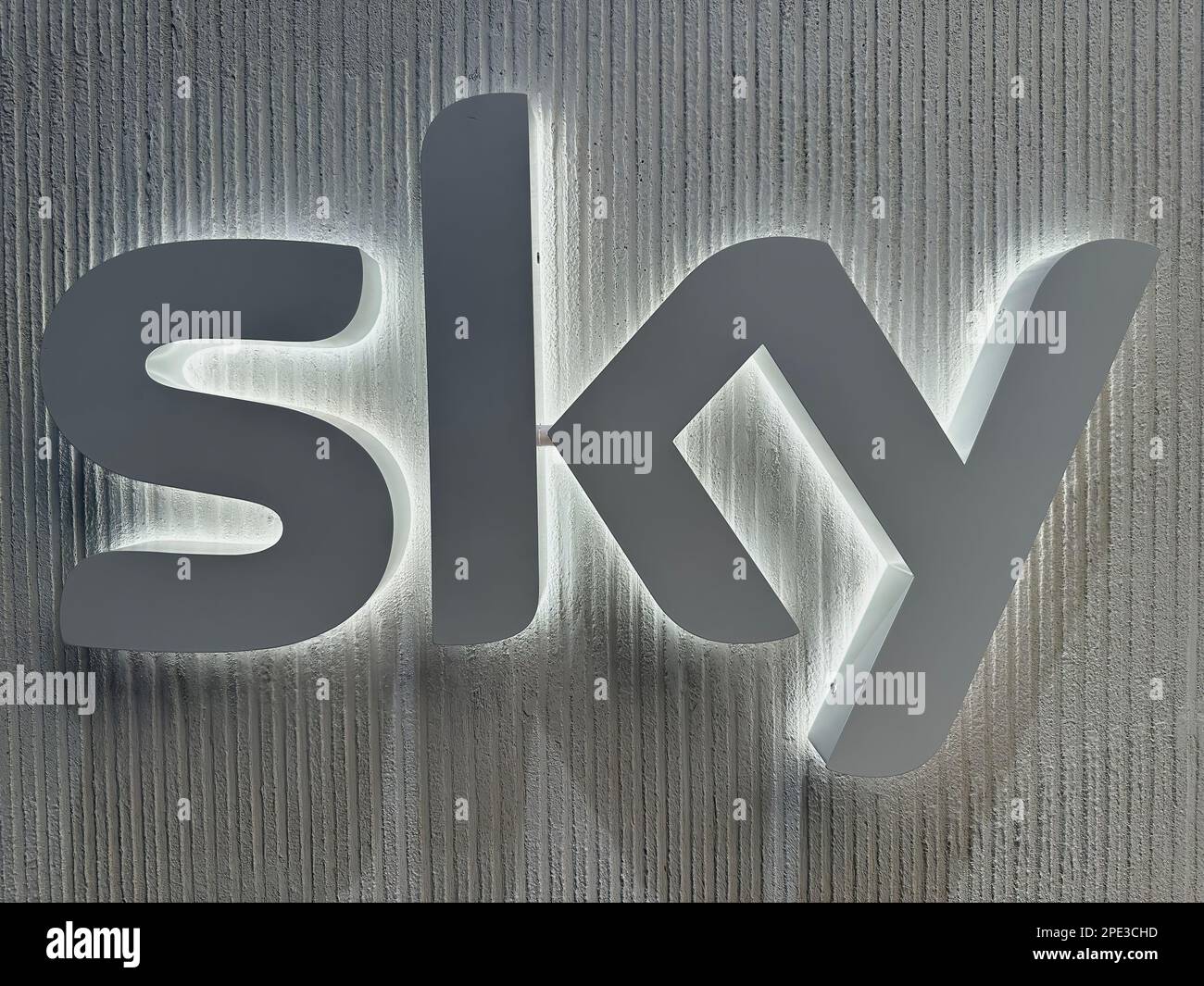 Londra, Inghilterra - 11 marzo 2023: Logo Sky fuori da un negozio nel centro commerciale Westfield di Londra Foto Stock