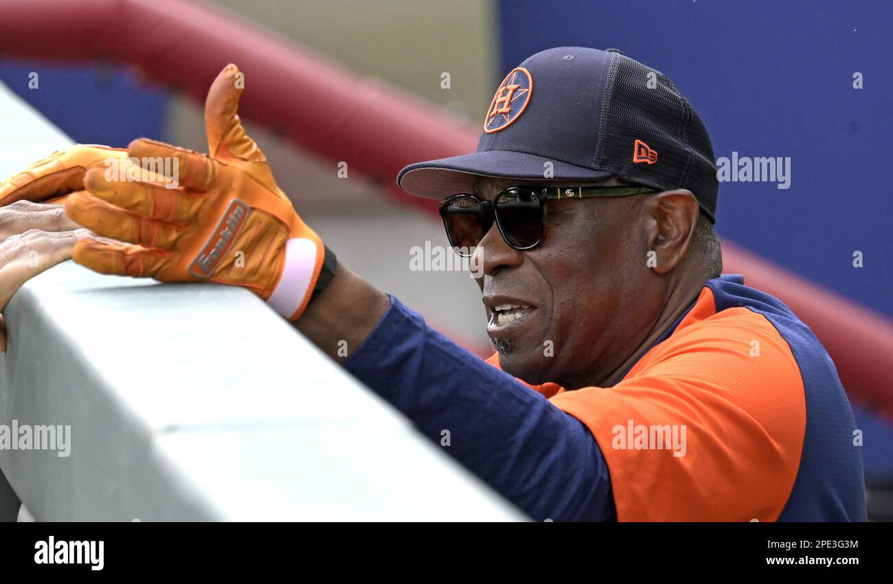 North Port, Stati Uniti. 15th Mar, 2023. Il manager di Houston Astros Dusty Baker chiacchiera dal Dugout prima di una partita di baseball di allenamento primaverile al CoolToday Park a North Port, Florida, mercoledì 15 marzo 2023. Foto di Steve Nesius/UPI Credit: UPI/Alamy Live News Foto Stock