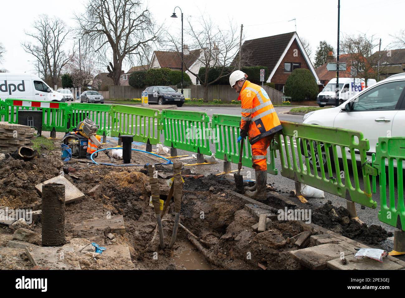 Windsor, Berkshire, Regno Unito. 15th marzo, 2023. Le reti elettriche scozzesi e meridionali insieme a Thames Water stavano effettuando riparazioni oggi a Clewer Village a Windsor. A seguito di un incendio elettrico, l'alimentazione a 200 case è stata disattivata. Era in corso l'installazione di una nuova scatola di collegamento elettrico. Credit: Maureen McLean/Alamy Live News Foto Stock