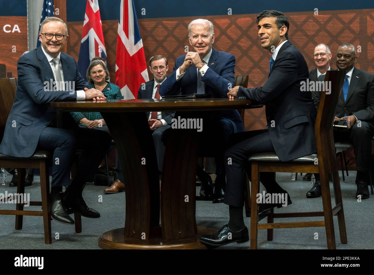 San Diego, Stati Uniti d'America. 13 marzo, 2023. Il presidente degli Stati Uniti Joe Biden, al centro, durante un incontro trilaterale con il primo ministro australiano Anthony Albanese, partito, e il primo ministro britannico Rishi Sunak durante un incontro con la base navale di Point Loma 13 marzo 2023 a San Diego, California. I tre leader del patto di sicurezza AUKUS si sono accordati per ampliare la loro flotta sottomarina alimentata da energia nucleare. Credit: Ciad McNeeley/DoD Photo/Alamy Live News Foto Stock