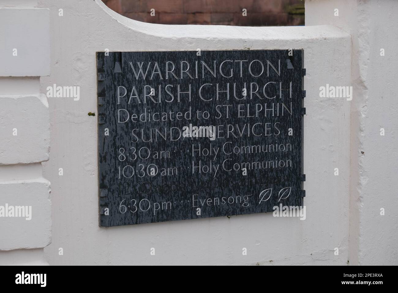 Warrington Parish Church / St Elfin's Church, Warrington, Regno Unito - 15th marzo 2023 - il funerale di Brianna Ghey a St. Chiesa di Elfin a Warrington. Ai pianatori fu chiesto di indossare il rosa in una celebrazione della vita di brianna. Brianna, una ragazza transgender, è stata pugnalata a morte a Culcheth Linear Park, Warrington, Cheshire sabato 11th febbraio Aveva 16 anni. Una ragazza di Warrington, Cheshire e un ragazzo di Leigh, Lancashire, entrambi di 15 anni, sono stati accusati del suo omicidio. Credit Mark Lear / Alamy Live News Foto Stock