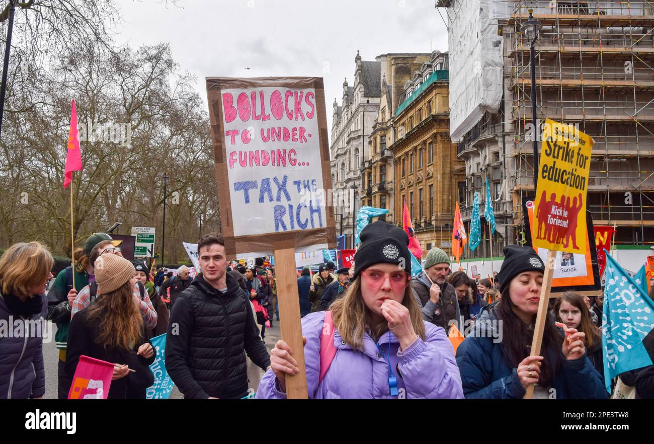 Londra, Inghilterra, Regno Unito. 15th Mar, 2023. Migliaia di insegnanti e sostenitori hanno marciato da Hyde Park a Trafalgar Square il giorno del budget chiedendo una retribuzione equa per gli insegnanti, mentre vari sindacati in diversi settori hanno organizzato scioperi in tutto il Regno Unito. (Credit Image: © Vuk Valcic/ZUMA Press Wire) SOLO PER USO EDITORIALE! Non per USO commerciale! Foto Stock