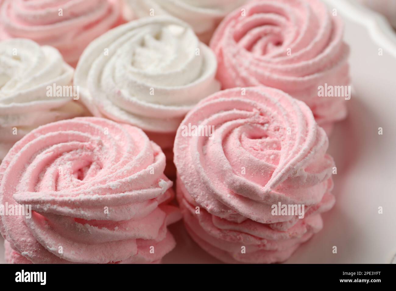 Deliziosi marshmallow bianchi e rosa sul piatto, primo piano Foto Stock