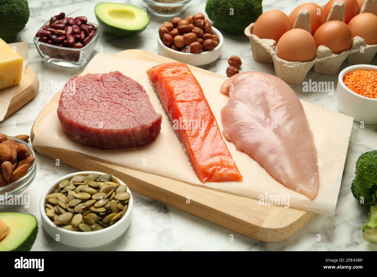 Diversi prodotti freschi su tavolo in marmo bianco. Fonti di amminoacidi essenziali Foto Stock