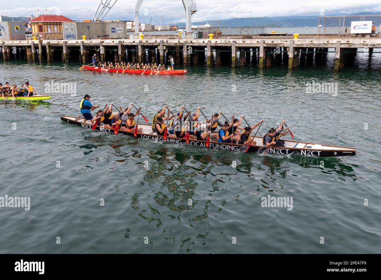 Le squadre di draghi si allenano nella Laguna di Whairepo per un evento di canottaggio in drago del Wellington Festival. Waterfront, Wellington, Nuova Zelanda Foto Stock