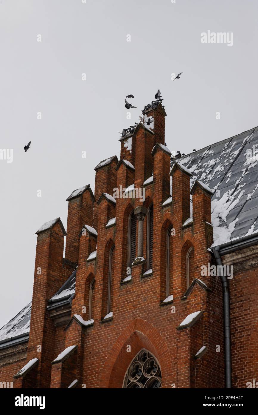 Un frammento della facciata di una storica chiesa neogotica. Foto Stock