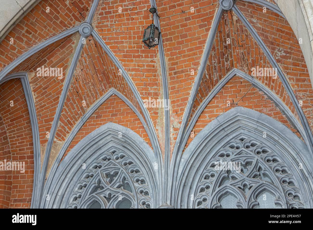 Un frammento della facciata di una storica chiesa neogotica. Foto Stock