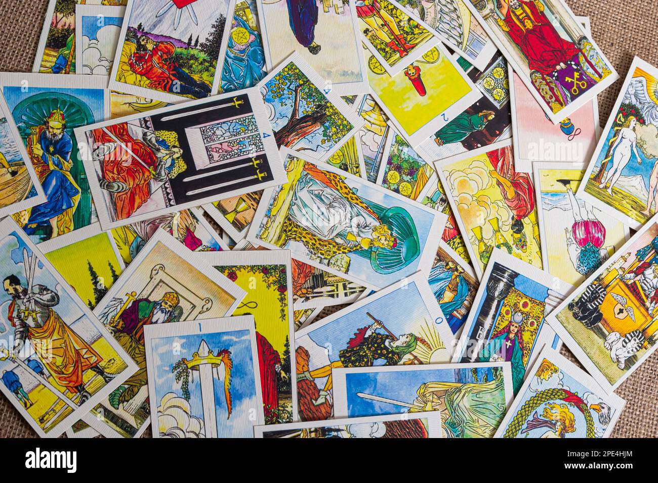 Sfondo con mucchio di carte tarocchi, il mazzo arcana maggiore. Fortuna che dice seance o rituale magico nero. Spaventate la vita ferma con occulto ed esoteri Foto Stock