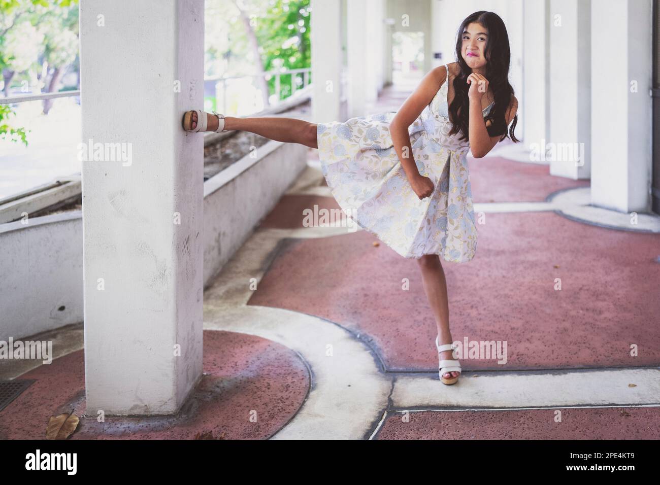 Ragazza adolescente in Prom Dress fare Arti Marziali | Beautiful Asian Teenager Foto Stock