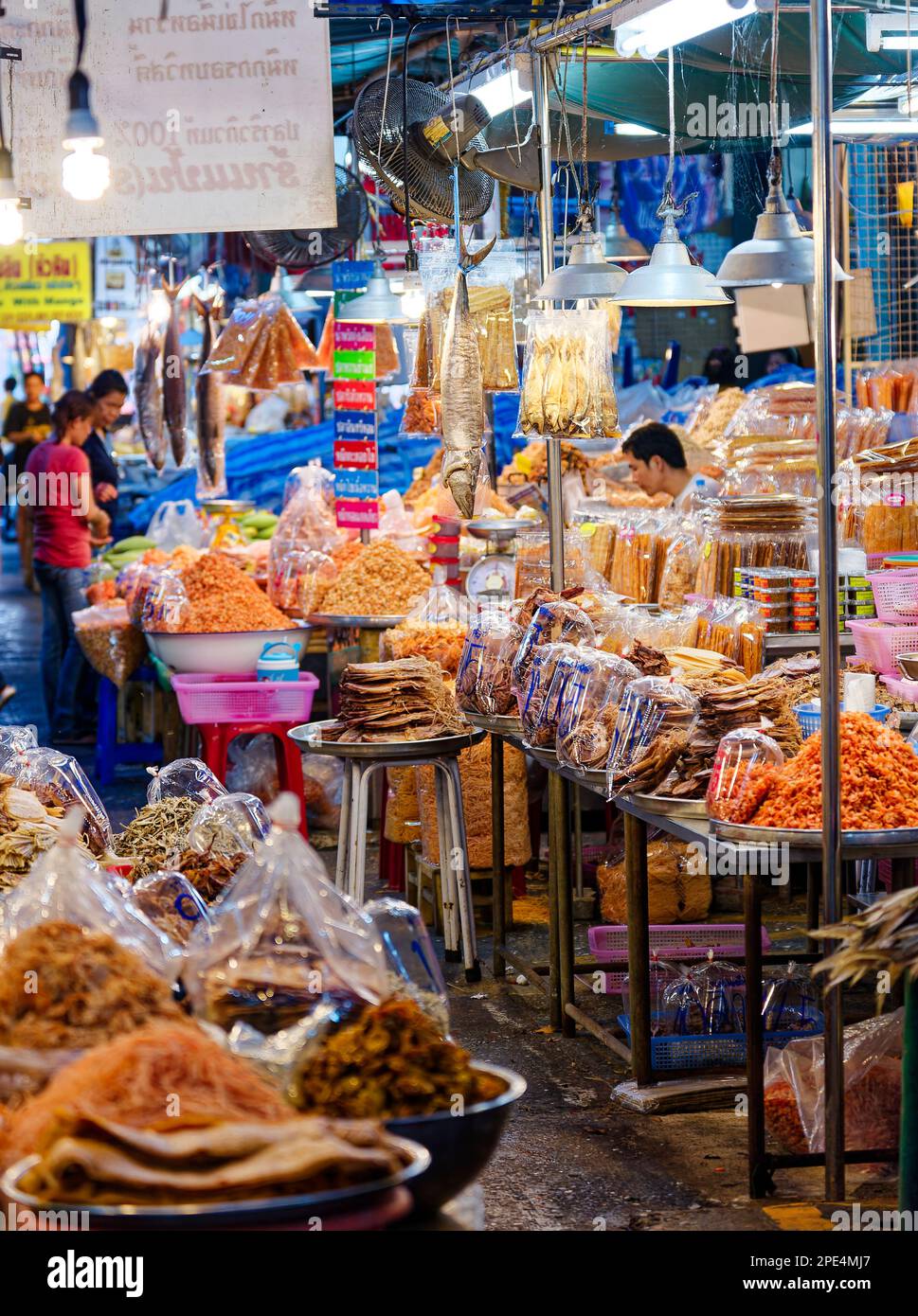 Uomo che serve ai mercati alimentari Tailandesi, Hua Hin, Thailandia Foto Stock
