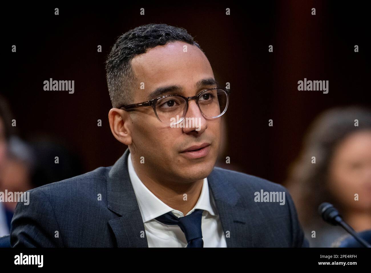 Washington, Stati Uniti d'America. 15th Mar, 2023. Rafael Mangual, Nick Ohnell Fellow e Head of Research for the Policing and Public Safety Initiative, Manhattan Institute, appare davanti ad una commissione del Senato sull'audizione per esaminare la protezione della sicurezza pubblica dopo la New York state Rifle and Pistol Association contro Bruen, nell'edificio Dirksen Senate Office di Washington, DC, mercoledì 15 2023 marzo. Credit: Rod Lammey/CNP/Sipa USA Credit: Sipa USA/Alamy Live News Foto Stock