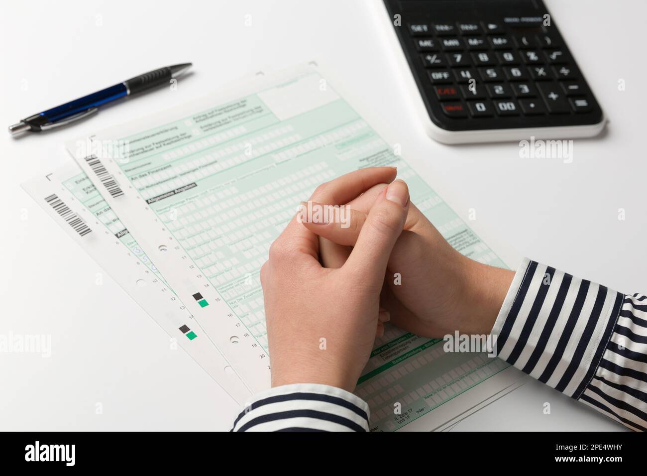 primo piano delle mani femminili, completamento, elaborazione, modifica di una dichiarazione fiscale Foto Stock