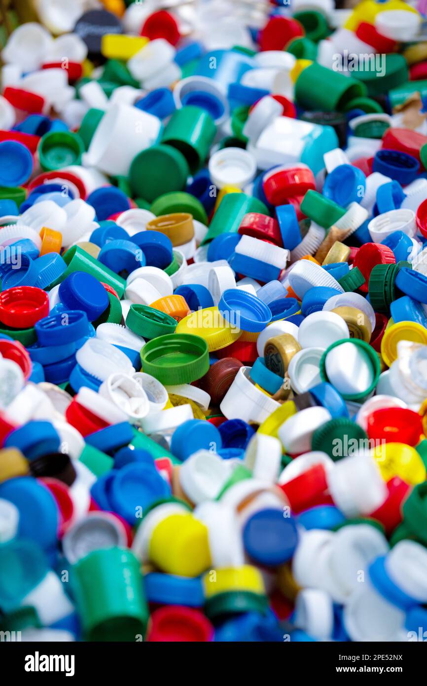 Tappi per bottiglie in plastica multicolore, raccolta e riciclaggio della plastica, riciclaggio, protezione dell'ambiente, conservazione della natura, problemi ecologici. Foto Stock