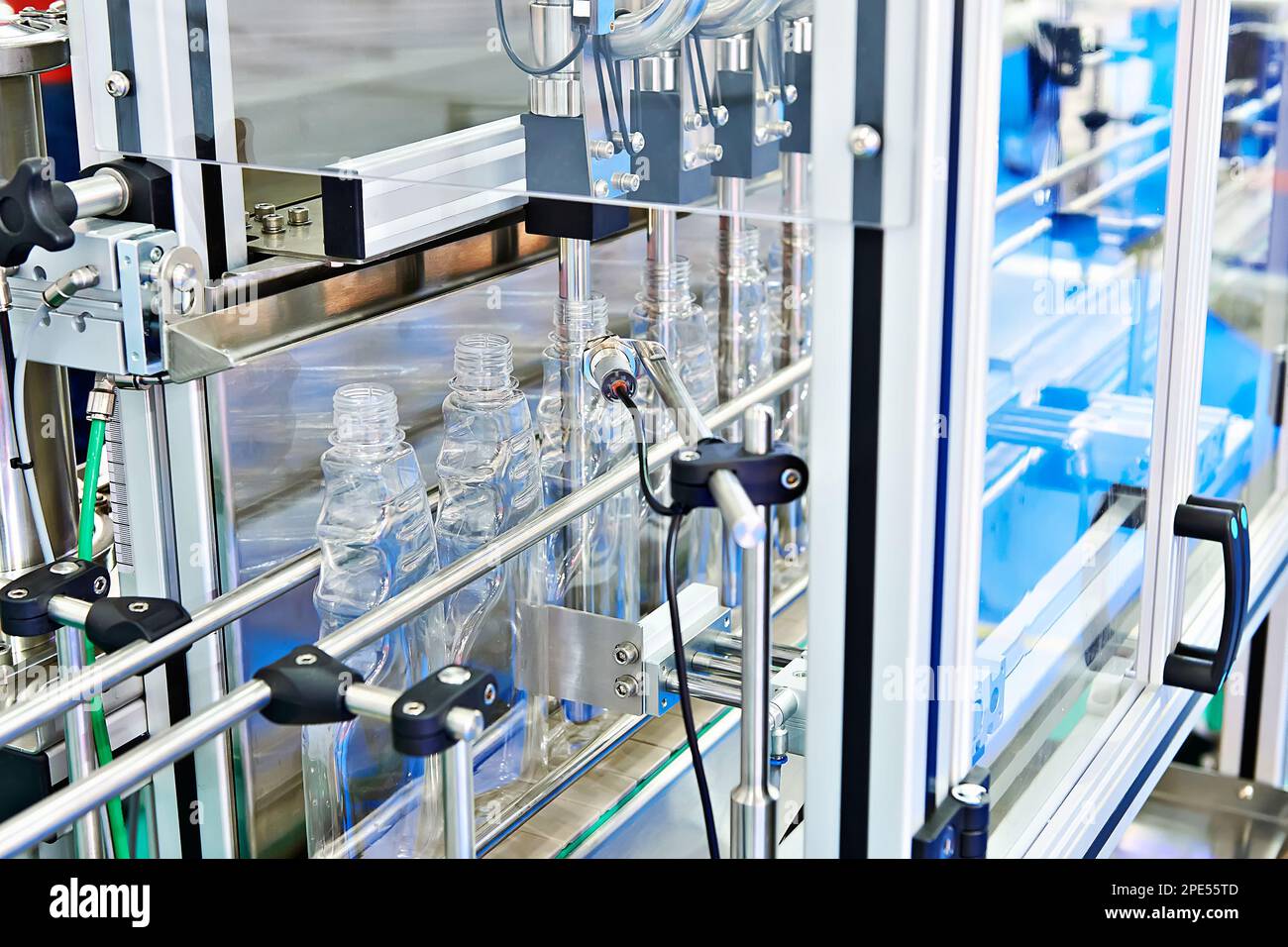 Bottiglie di plastica in riempitrice su tessuto Foto Stock