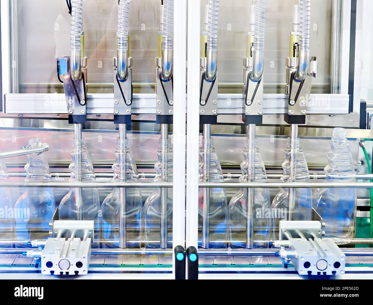 Bottiglie di plastica in riempitrice su tessuto Foto Stock