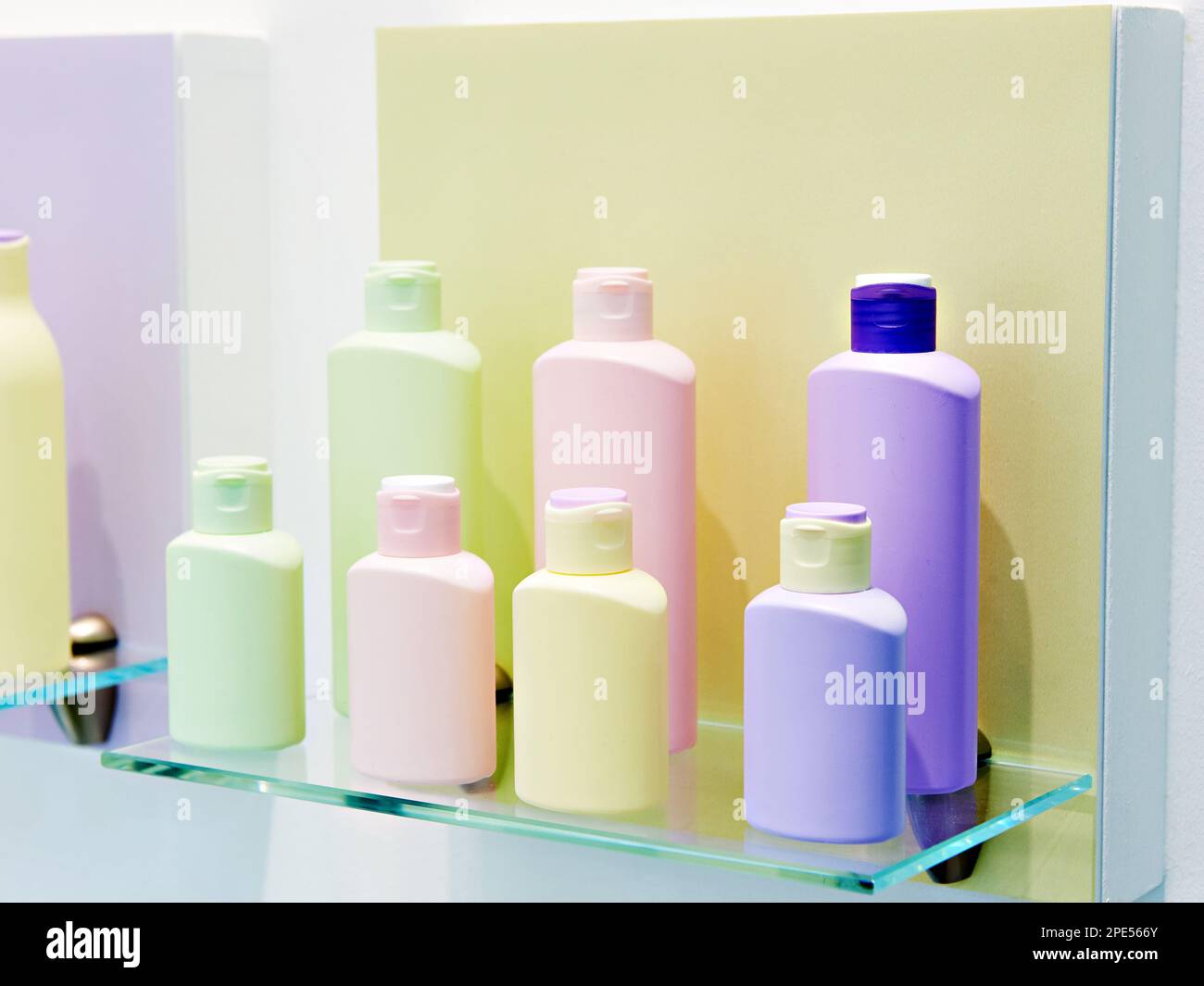 Bottiglie di plastica cosmetica e shampoo Foto Stock