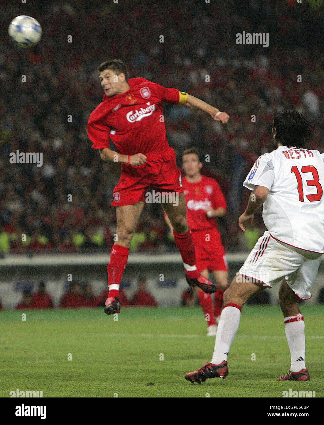Liverpool's Steven Gerrard heads his team's 1st goal during the UEFA Champions League Final between AC Milan and Liverpool at the Ataturk Olympic Stadium in Turkey, Istanbul Wednesday May 25, 2005. (AP Photo/Luca Bruno) Foto Stock