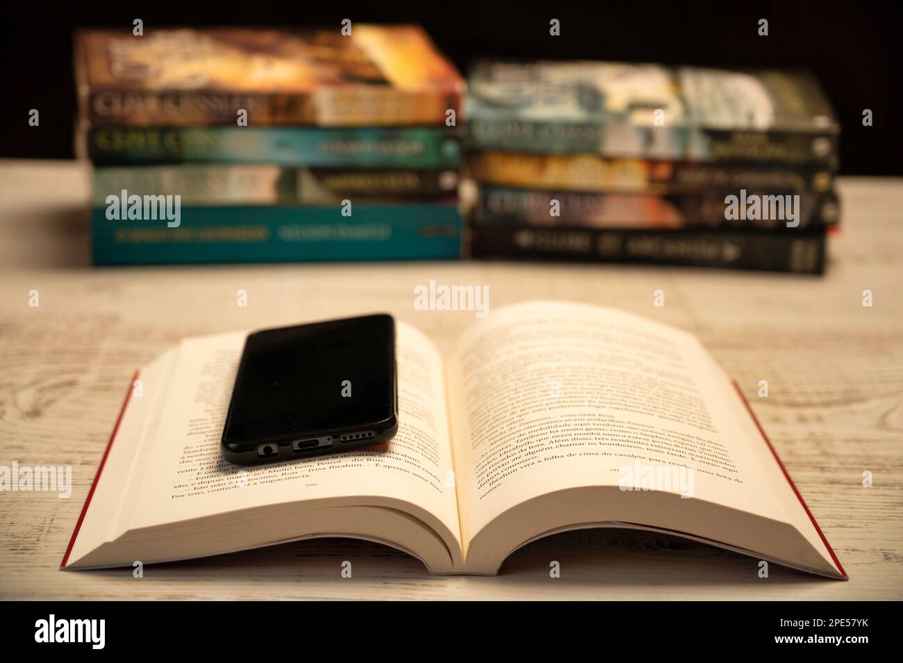 libro lettura sfondo, in un tempo persone non leggere libri un libro è un'avventura e un viaggio da qualche parte Foto Stock