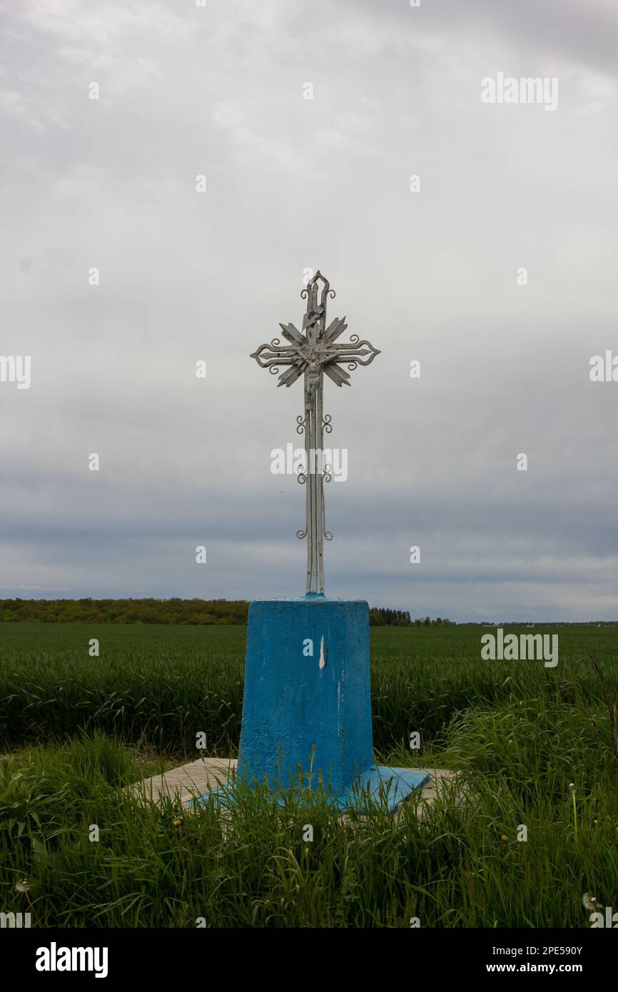 vecchia croce di metallo su uno sfondo del cielo Foto Stock