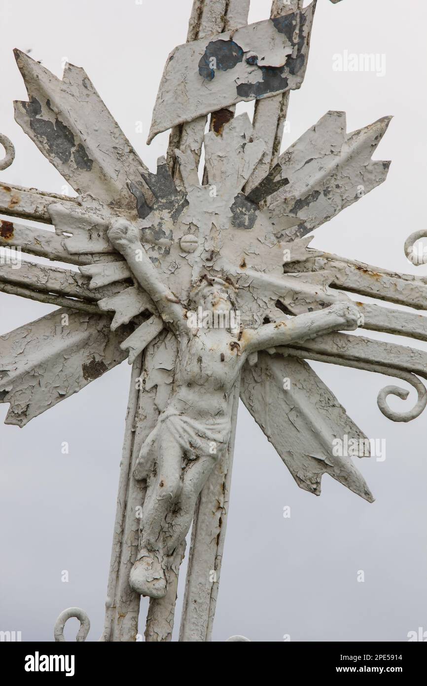 vecchia croce di metallo su uno sfondo del cielo Foto Stock