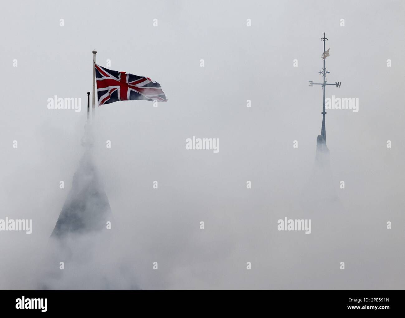 Loughborough, Leicestershire, Regno Unito. 15th marzo 2023. Una bandiera dell'Unione vola sopra il fumo i Vigili del fuoco affrontano un blaze alla banca e al municipio di HSBC. Credit Darren Staples/Alamy Live News. Foto Stock