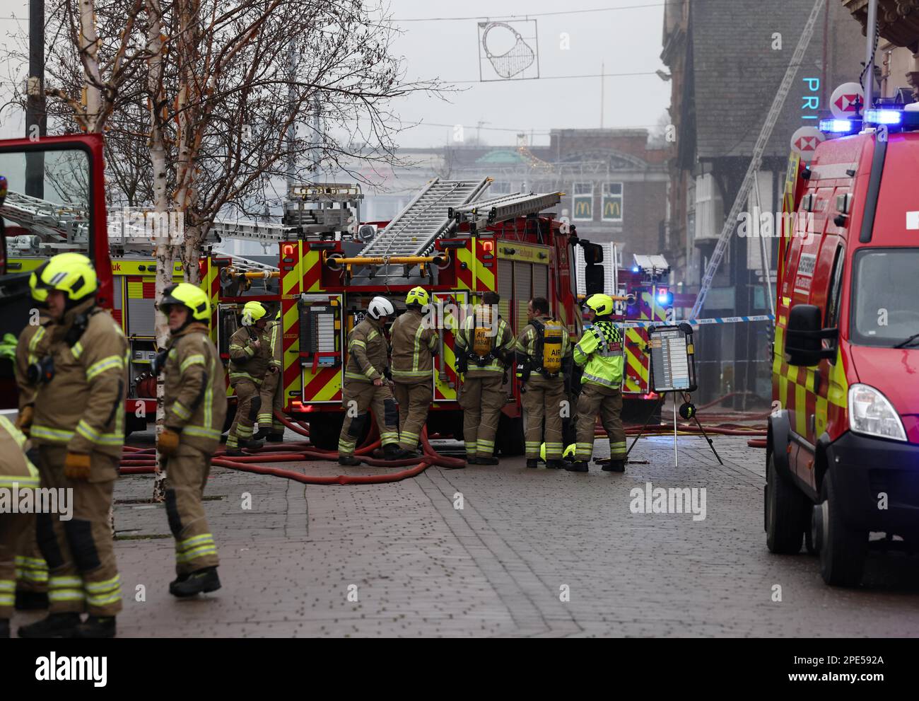 Loughborough, Leicestershire, Regno Unito. 15th marzo 2023. I vigili del fuoco affrontano un'azione esplosiva presso la banca HSBC e il municipio. Credit Darren Staples/Alamy Live News. Foto Stock