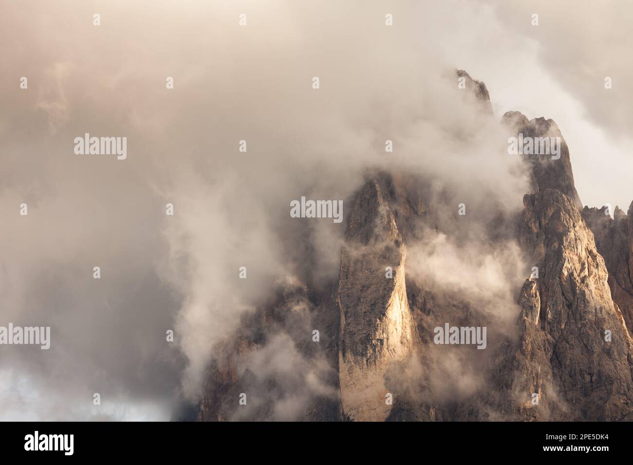Vista sul gruppo del Sella in una giornata nuvolosa - Val Gardena, Dolomiti Foto Stock