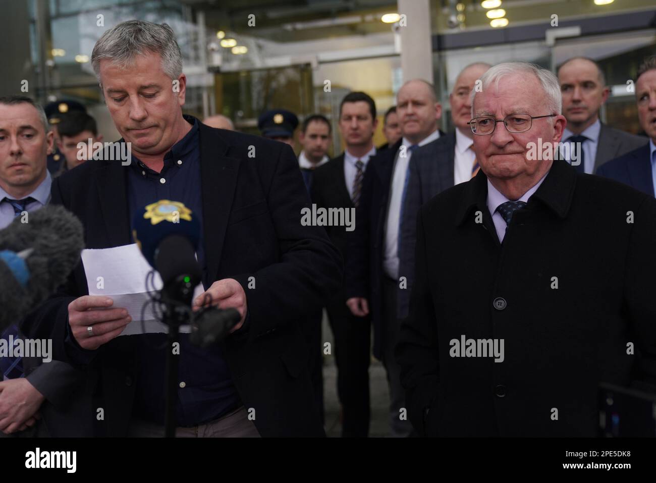 Brendan Horkan (a sinistra) fratello di Colm Horkan fare una dichiarazione al di fuori del Tribunale penale centrale, Dublino, a seguito del processo di Stephen Silver che è stato giudicato colpevole dell'omicidio capitale di Garda Colm Horkan. Horkan, 49 anni, è stato ucciso a colpi di arma da fuoco nella città di Castlerea in Co Roscommon nel giugno 2020, quando è intervenuto in un incidente che si è dispiegato vicino alla stazione di Garda della città. Data immagine: Mercoledì 15 marzo 2023. Foto Stock