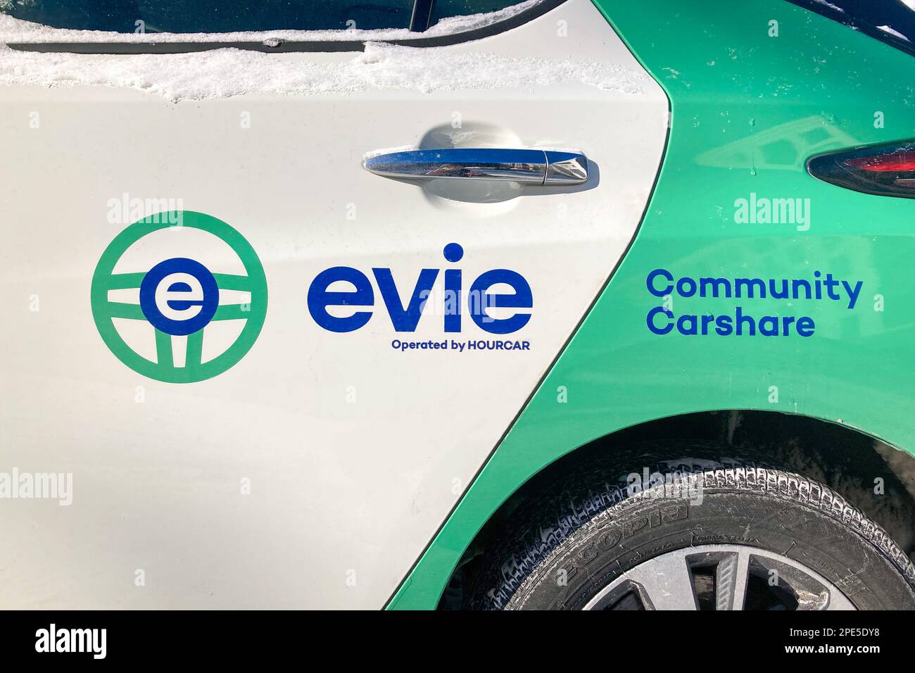 ST. PAUL, MN, USA - 26 DICEMBRE 2022: Evie Community Share by Hourcar Automotive and trademark logo. Foto Stock