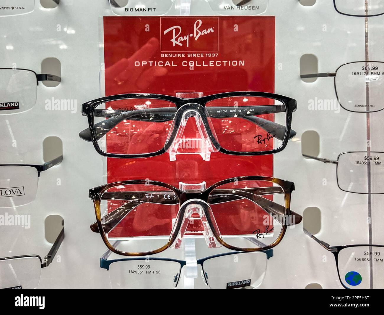 ST. PAUL, MN, USA - 6 FEBBRAIO 2023: Primo piano dell'esposizione degli occhiali Ray-Ban e logo del marchio. Foto Stock