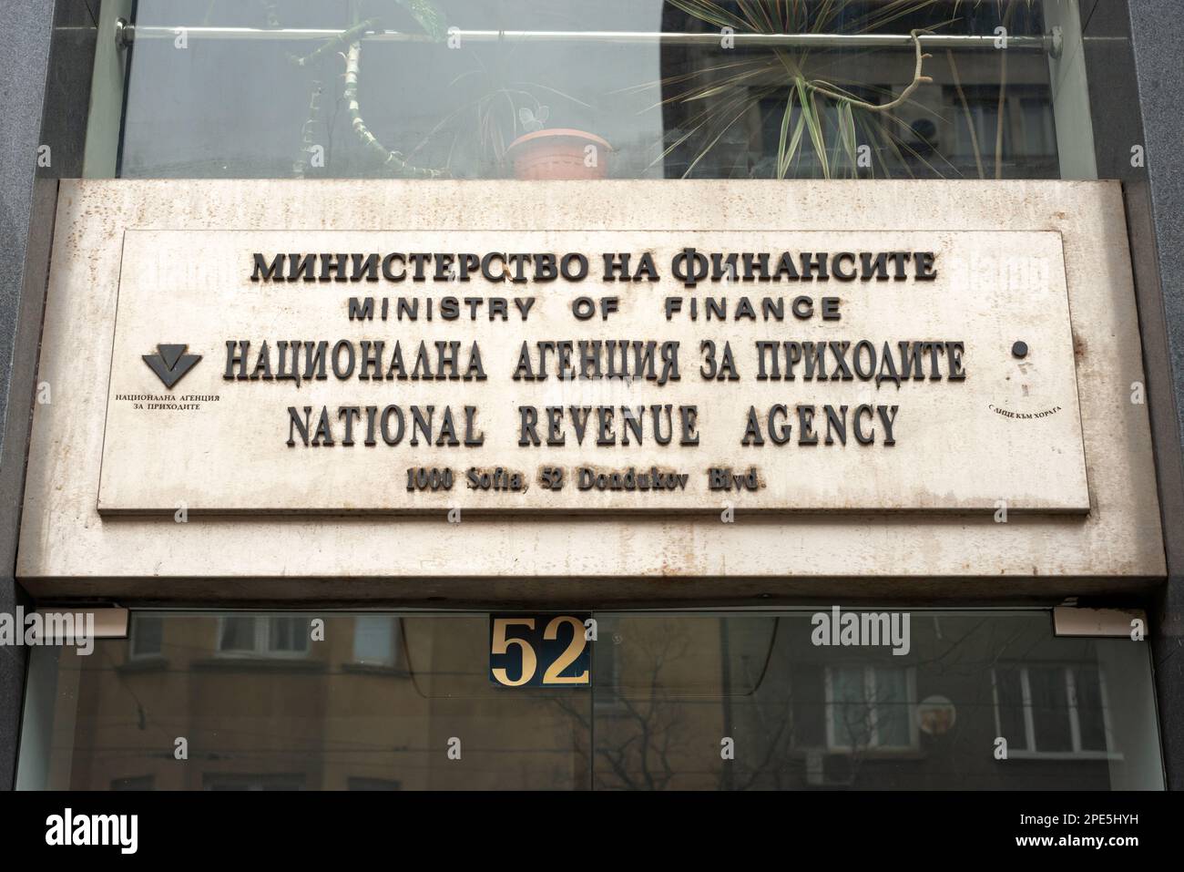 Agenzia Nazionale delle Entrate del Ministero delle Finanze della Bulgaria firma sul Palazzo del Governo a Sofia, Bulgaria Foto Stock