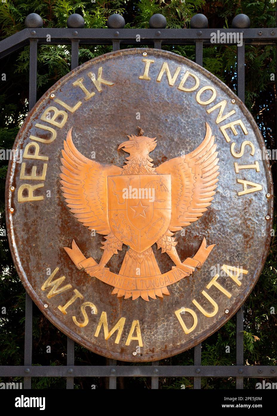 Cartello Wisma Duta fuori dall'Indonesia Residence a Sofia, Bulgaria, Europa orientale, Balcani, UE Foto Stock